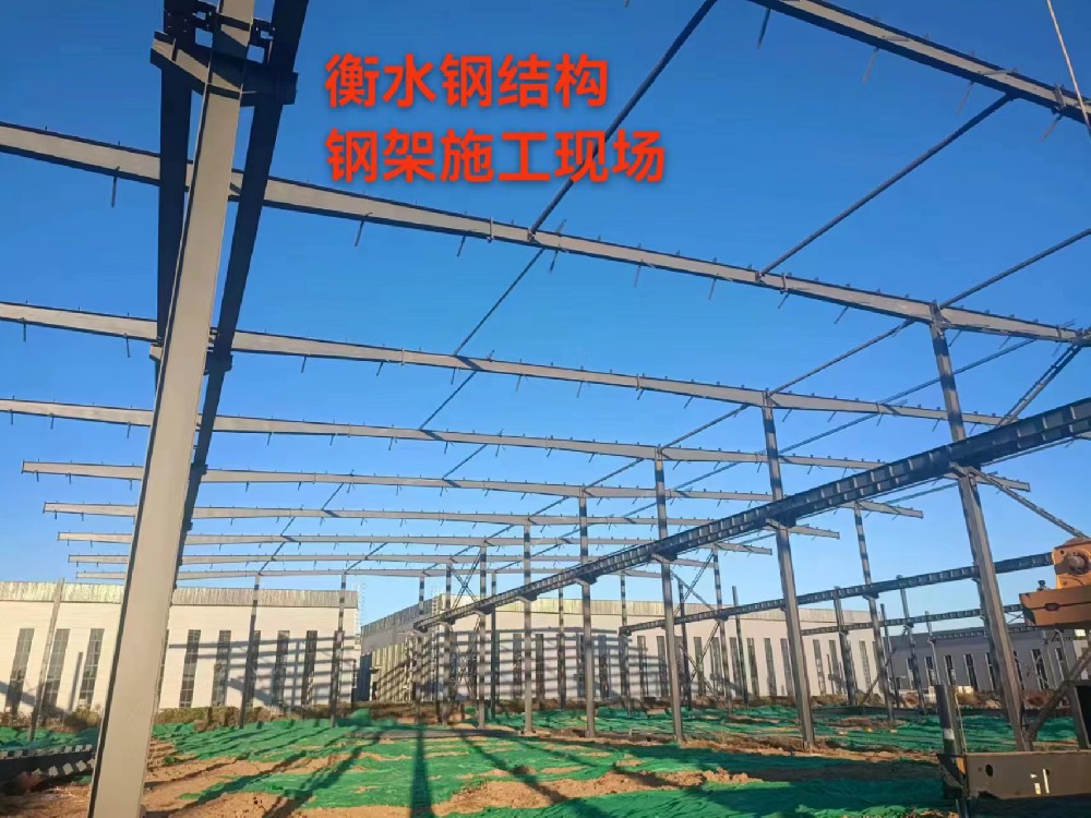 2023年碩標(biāo)新能源鋼結(jié)構(gòu)車間鋼架施工現(xiàn)場(chǎng)