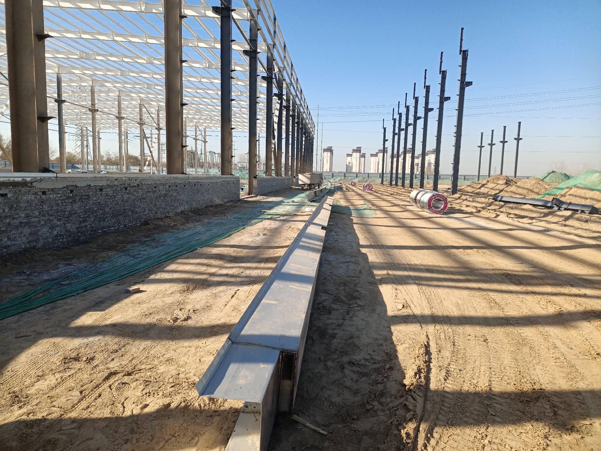 鋼結(jié)構(gòu)不銹鋼天溝，衡水鋼結(jié)構(gòu)廠家，衡水鋼結(jié)構(gòu)廠，衡水鋼結(jié)構(gòu)廠房，衡水廠房車間加工，金鼎鋼構(gòu)，衡水鋼結(jié)構(gòu)加工廠，金鼎鋼結(jié)構(gòu)，激光切割加工鋼結(jié)構(gòu)，機(jī)械手焊接鋼結(jié)構(gòu)