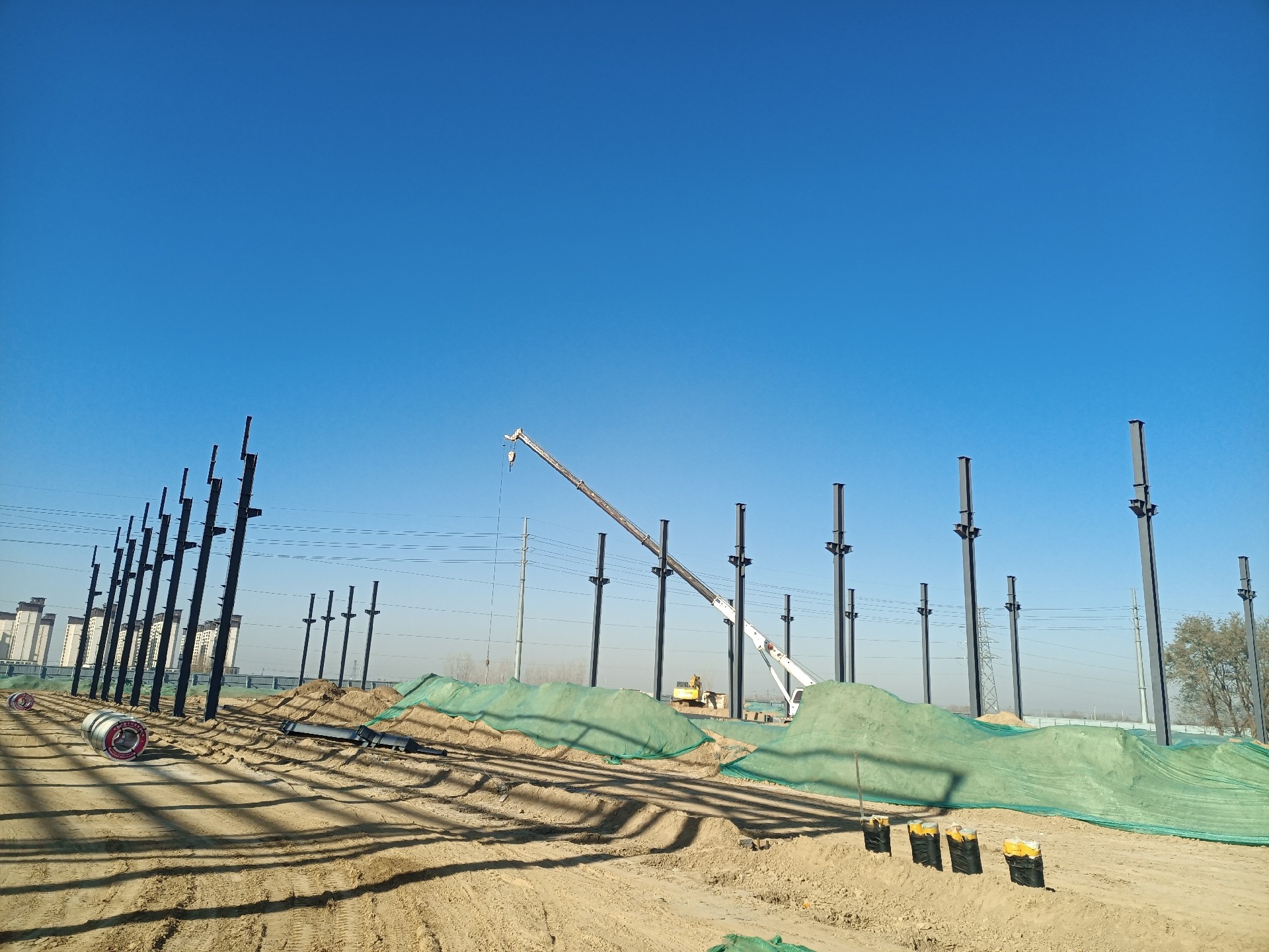 鋼結(jié)構(gòu)立柱施工，衡水鋼結(jié)構(gòu)廠家，衡水鋼結(jié)構(gòu)廠，衡水鋼結(jié)構(gòu)廠房，衡水廠房車間加工，金鼎鋼構(gòu)，衡水鋼結(jié)構(gòu)加工廠，金鼎鋼結(jié)構(gòu)，激光切割加工鋼結(jié)構(gòu)，機(jī)械手焊接鋼結(jié)構(gòu)