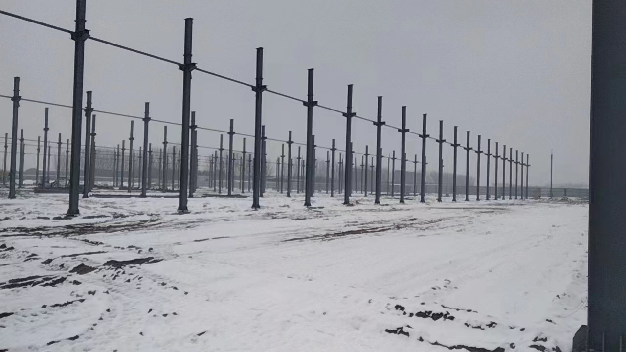 衡水鋼結(jié)構(gòu),衡水鋼結(jié)構(gòu)廠,衡水鋼結(jié)構(gòu)廠房,衡水鋼結(jié)構(gòu)廠家，衡水廠房車間加工，衡水鋼結(jié)構(gòu)--金鼎鋼構(gòu)廠雪景工地