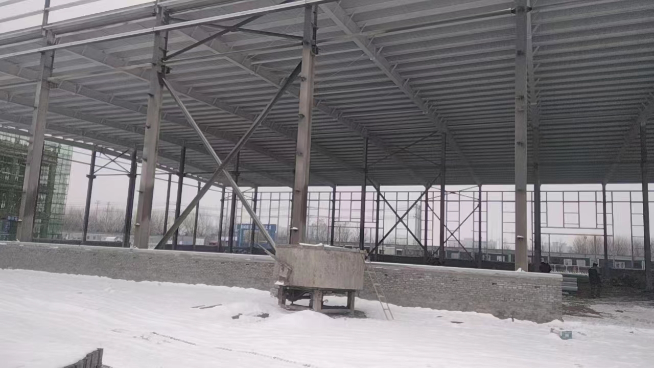 衡水鋼結(jié)構(gòu),衡水鋼結(jié)構(gòu)廠,衡水鋼結(jié)構(gòu)廠房,衡水鋼結(jié)構(gòu)廠家，衡水廠房車間加工，衡水鋼結(jié)構(gòu)--金鼎鋼構(gòu)廠雪景工地