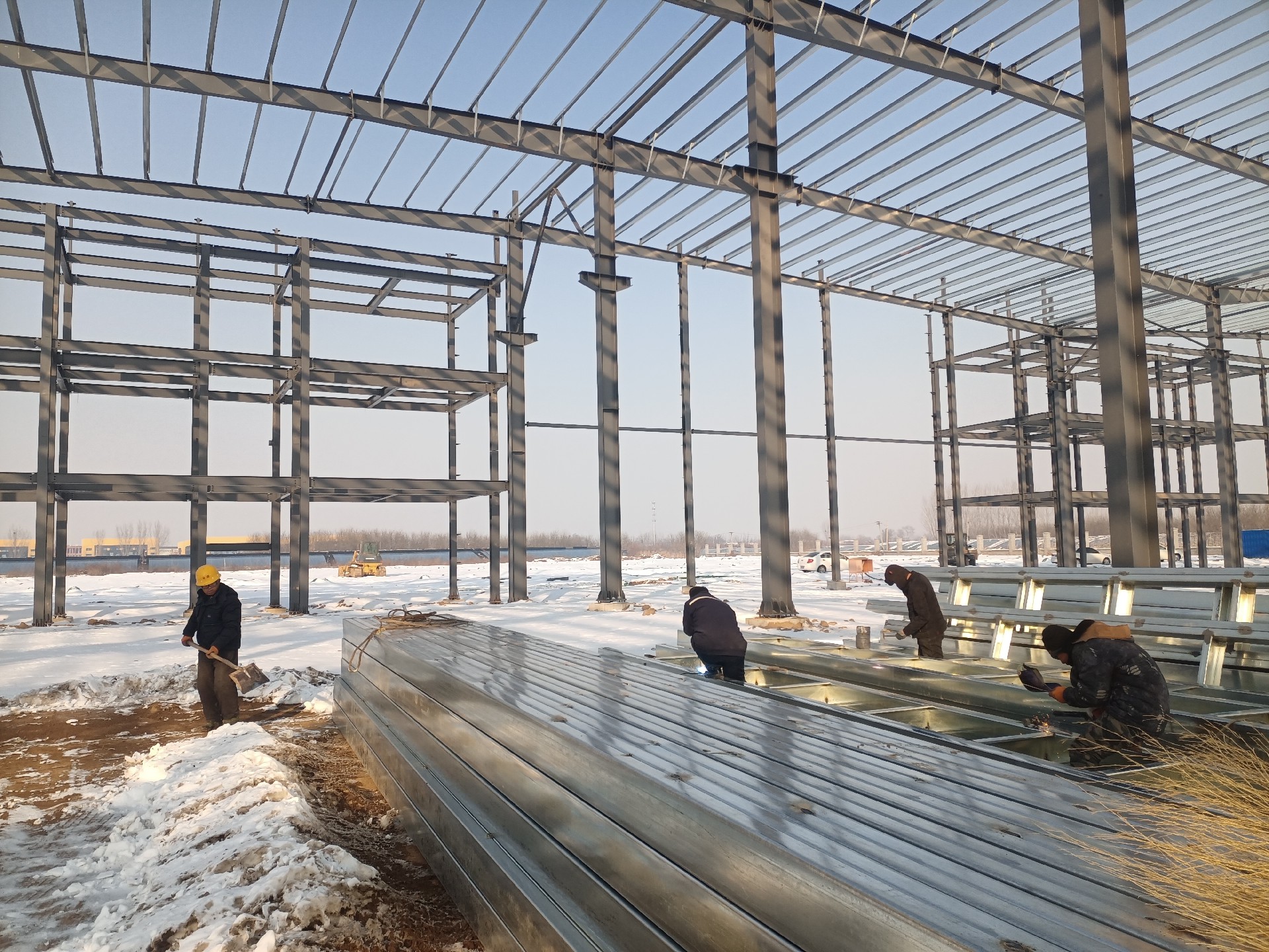 衡水鋼結(jié)構(gòu)，鋼結(jié)構(gòu)加工廠，鋼結(jié)構(gòu)廠家，鋼結(jié)構(gòu)廠房，金鼎鋼構(gòu)，雪地工地，焊窗口