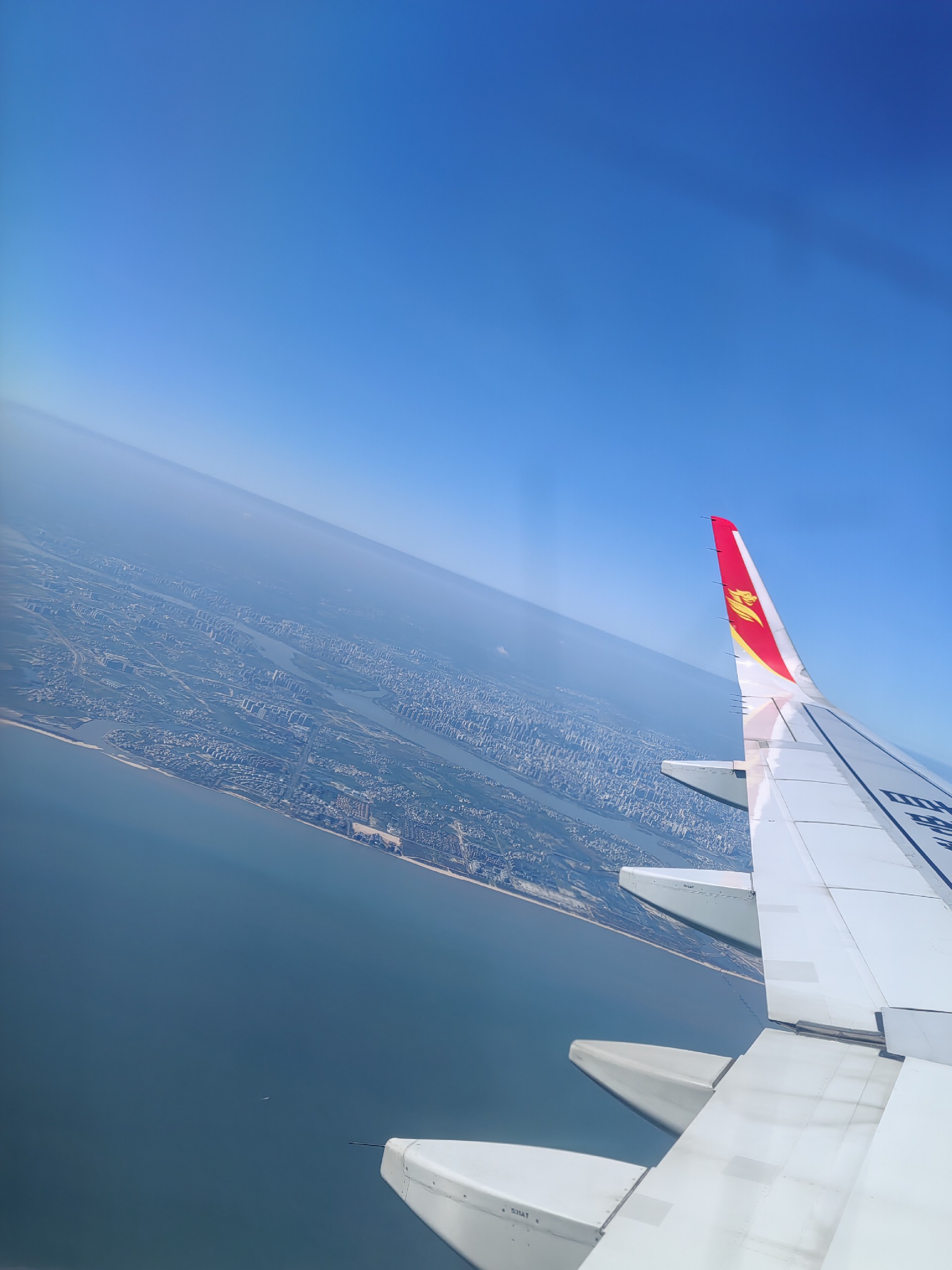 廠房鋼構(gòu)**廠家 鋼構(gòu)工程人俯瞰海南?？?jpg